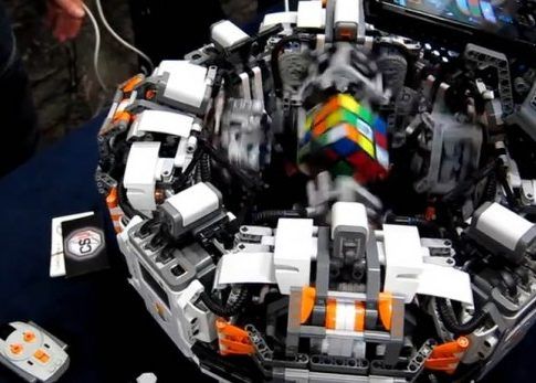 Dünyanın en hızlı Rubik küpü çözücüsü